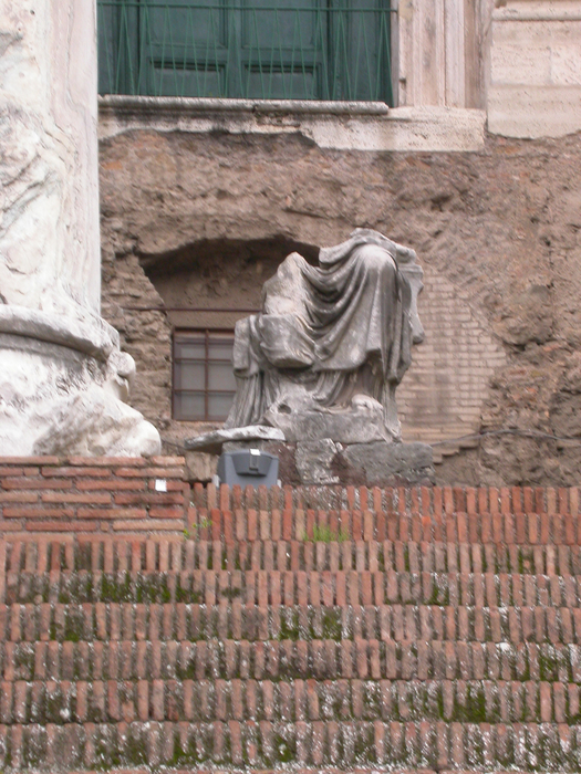 statue-half-temple-antonius-and-faustina